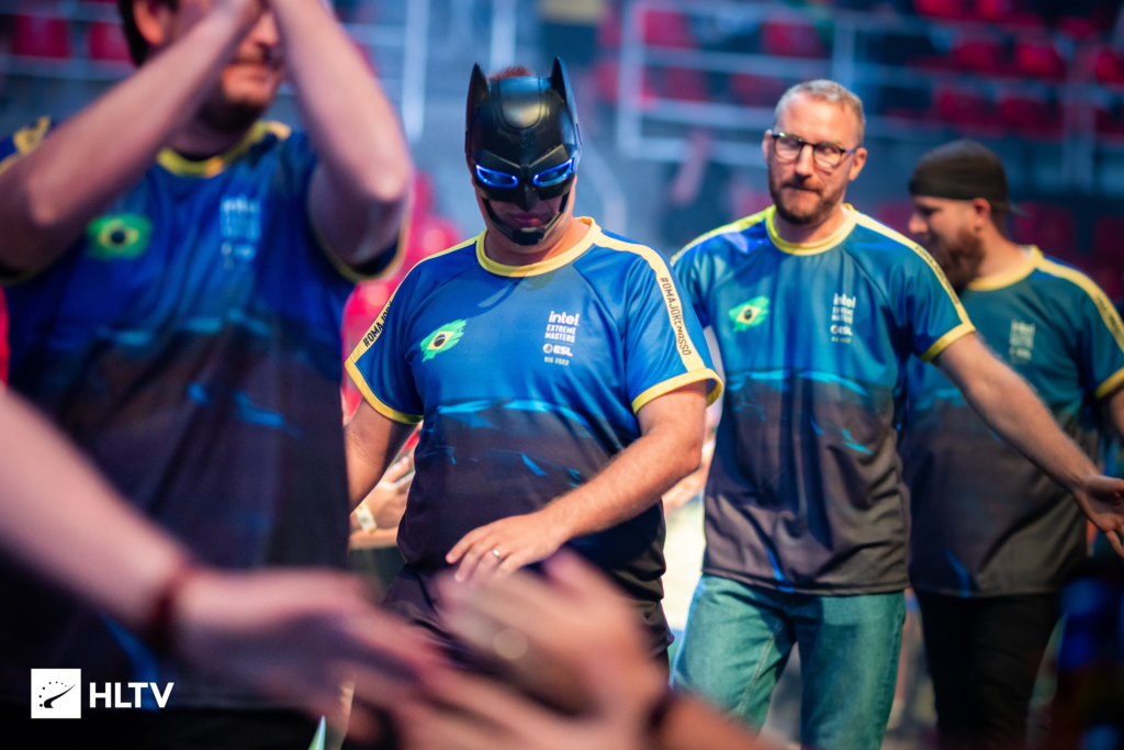 Karrigan com máscara de Batman no showmatch da IEM Rio Major 2022