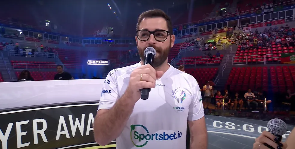 Fallen dando entrevista